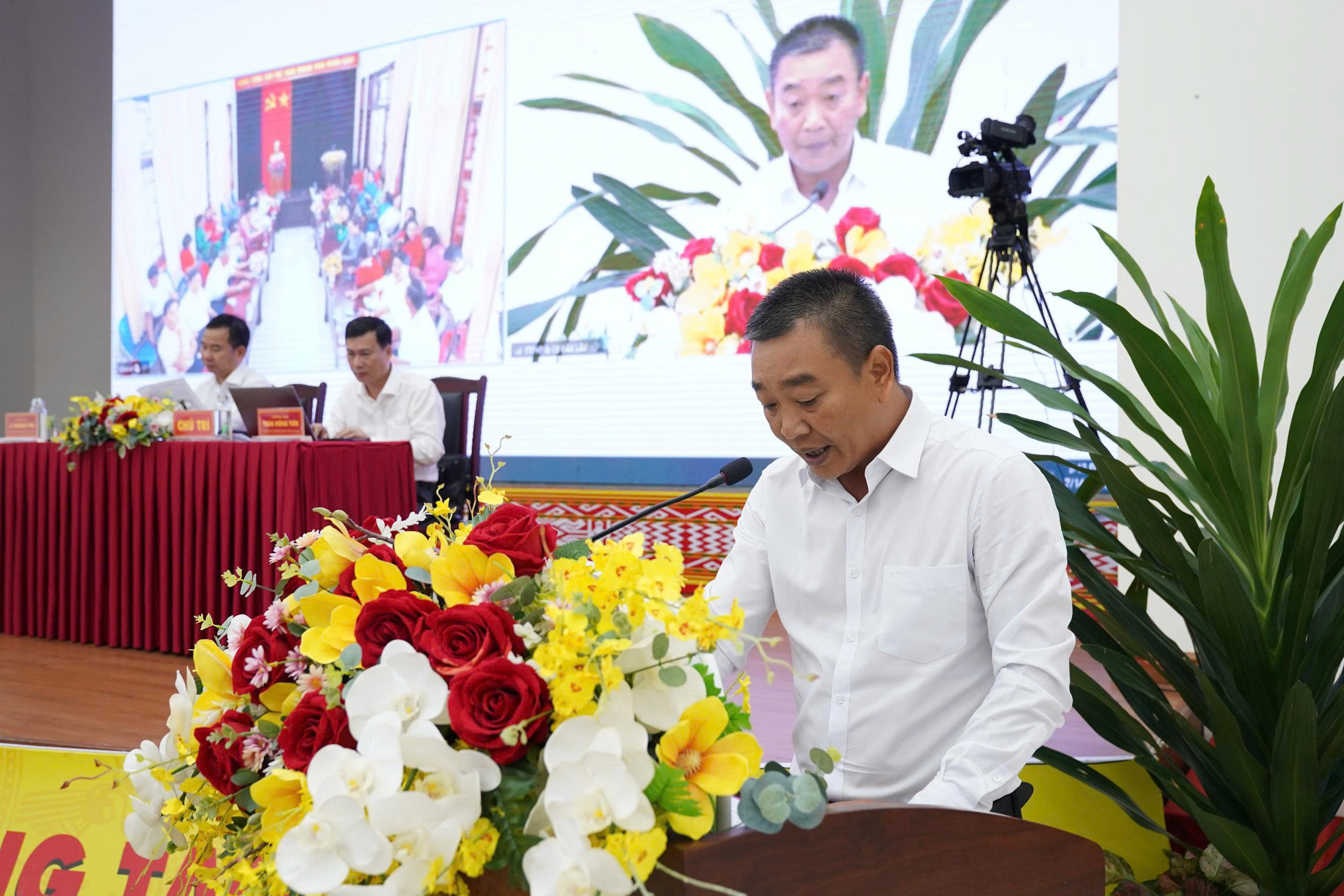 Đại biểu tham luận tại Hội nghị 
